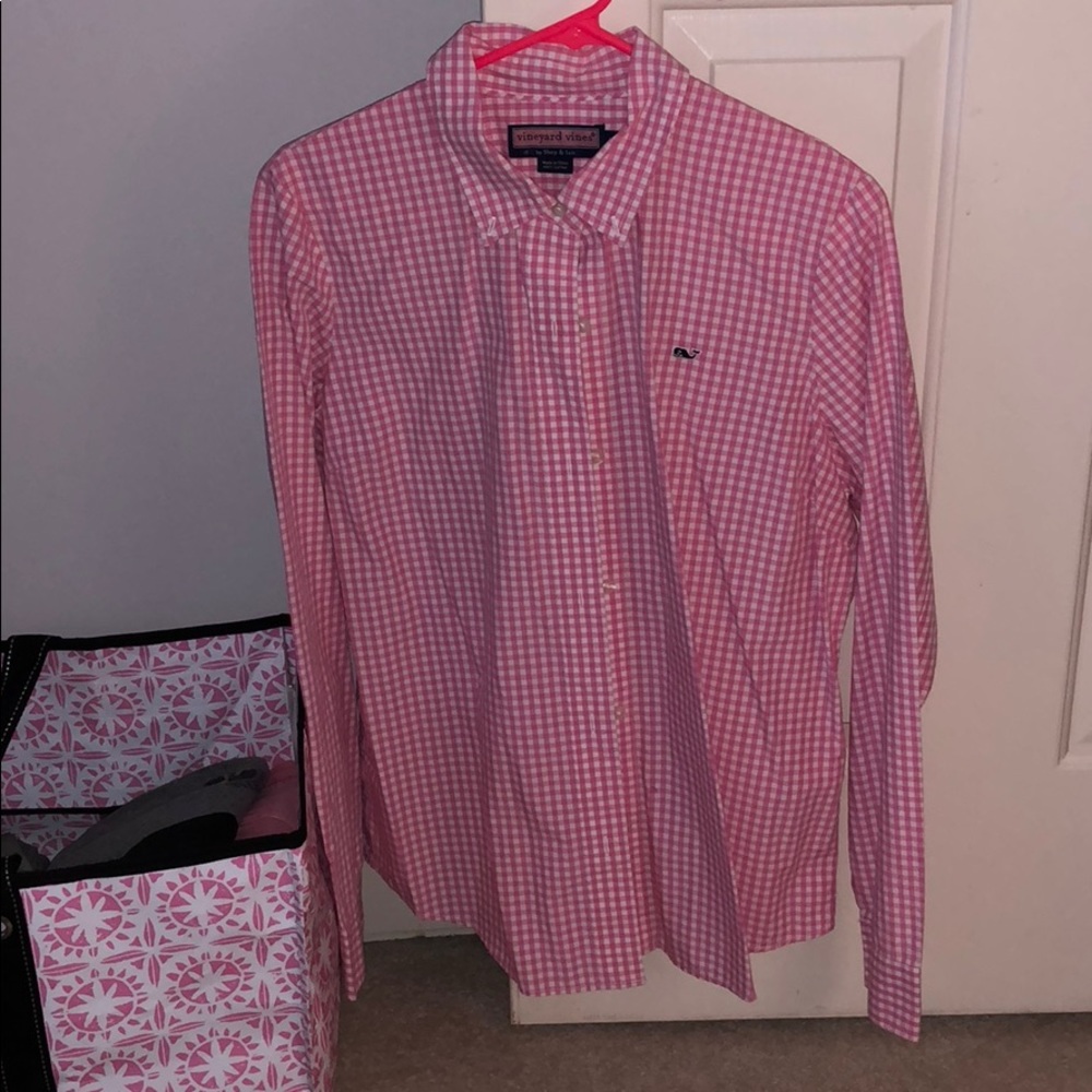 Pink vineyard vines shirt